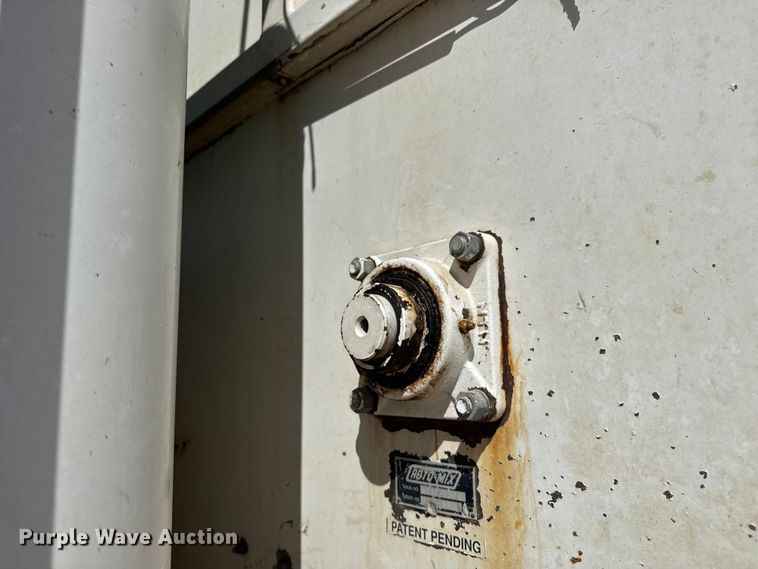 image for item EP0570 2009 Peterbilt 335 feed mixer truck