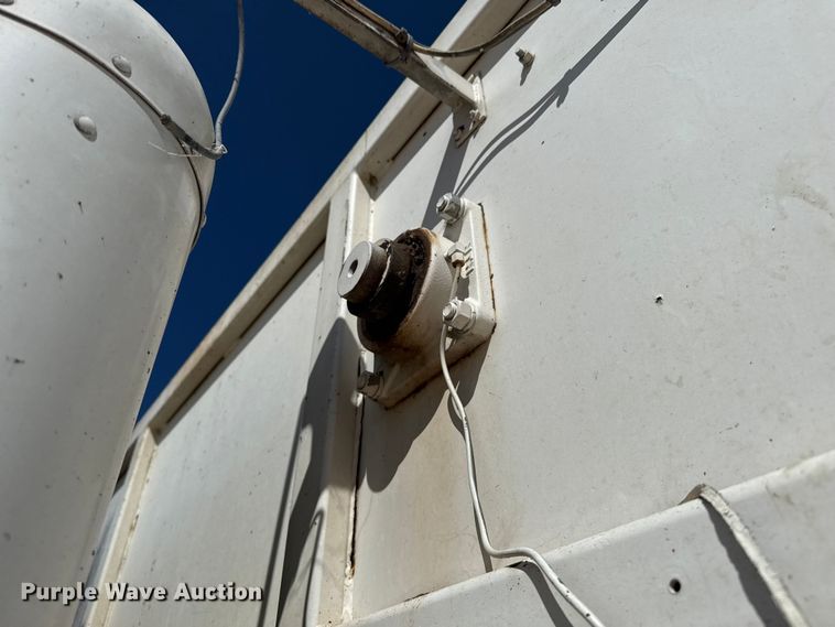 image for item EP0570 2009 Peterbilt 335 feed mixer truck