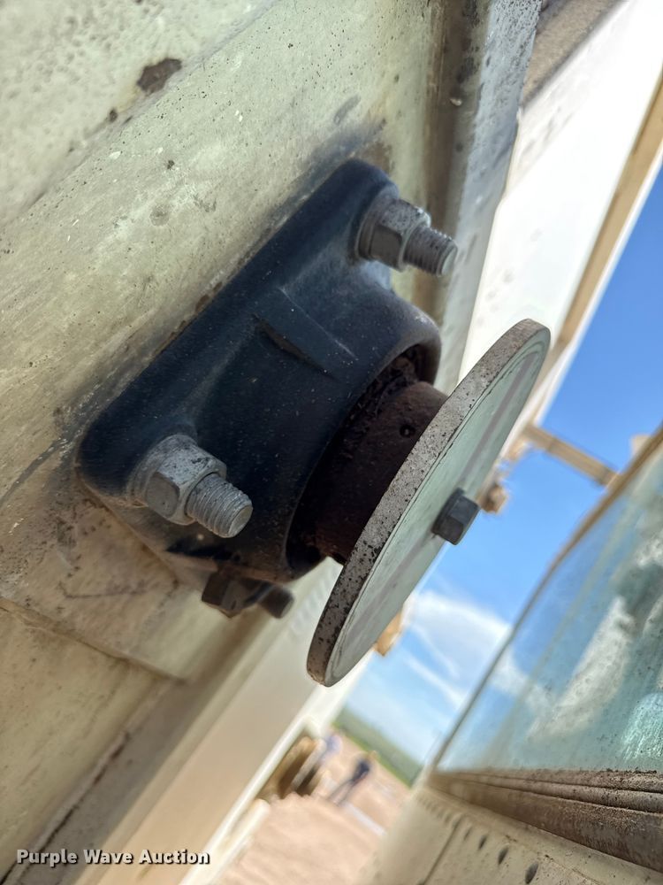 image for item EP0570 2009 Peterbilt 335 feed mixer truck