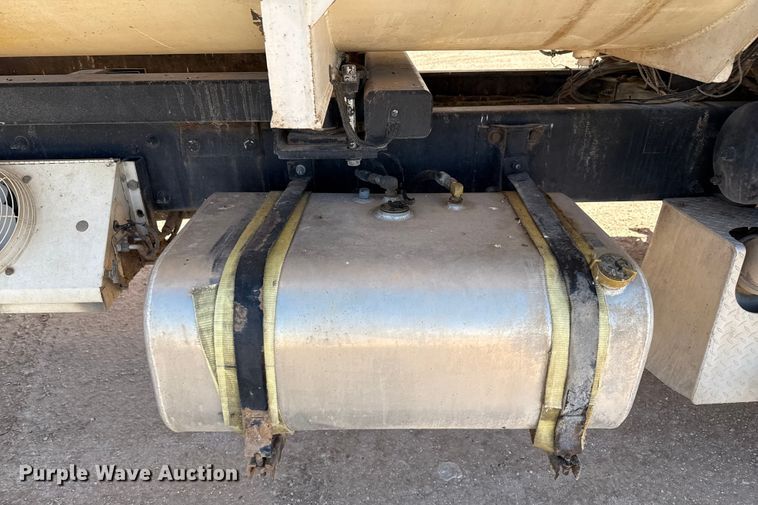 image for item EP0570 2009 Peterbilt 335 feed mixer truck