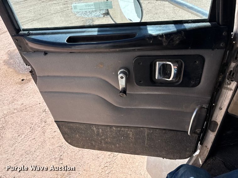 image for item EP0570 2009 Peterbilt 335 feed mixer truck