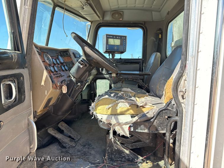 image for item EP0570 2009 Peterbilt 335 feed mixer truck