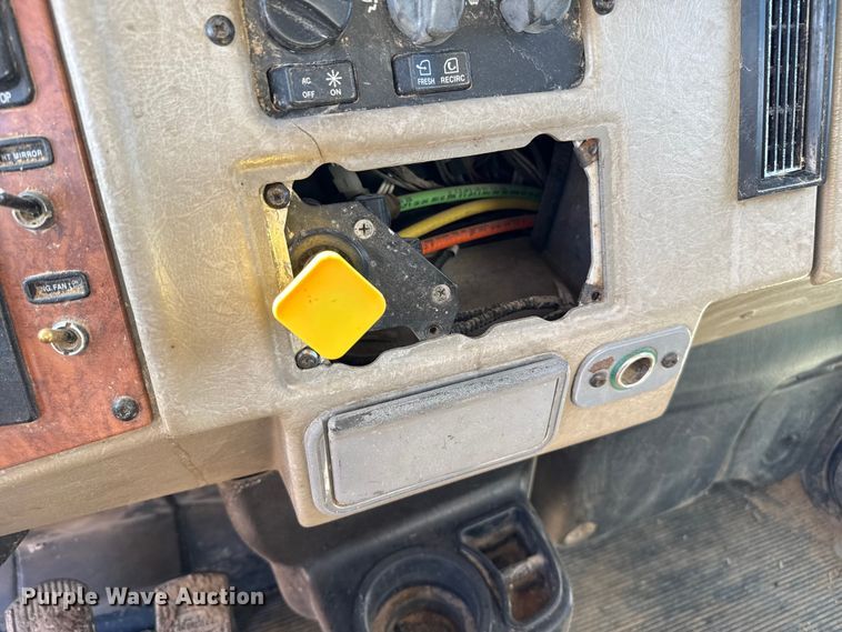 image for item EP0570 2009 Peterbilt 335 feed mixer truck