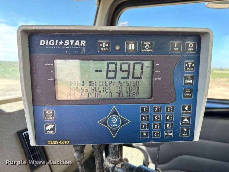 image for item EP0570 2009 Peterbilt 335 feed mixer truck