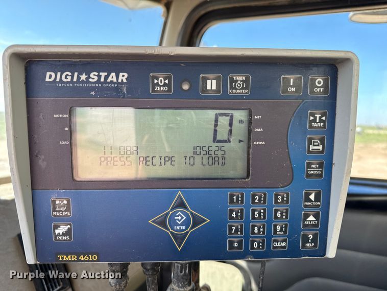 image for item EP0570 2009 Peterbilt 335 feed mixer truck