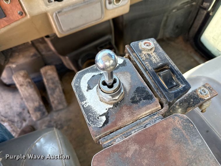 image for item EP0570 2009 Peterbilt 335 feed mixer truck