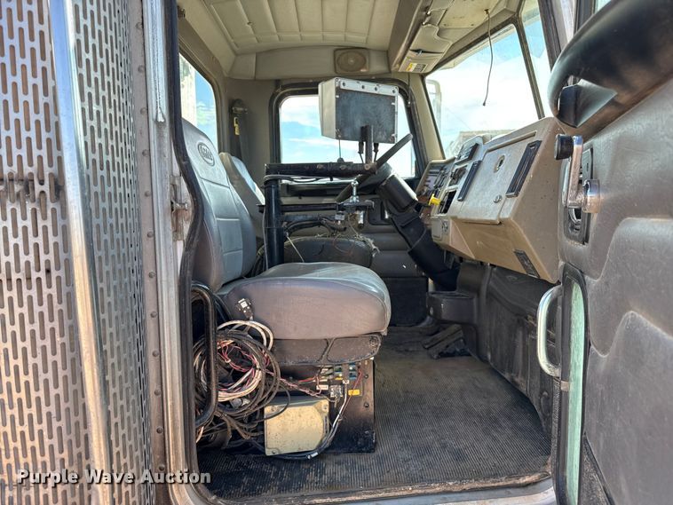 image for item EP0570 2009 Peterbilt 335 feed mixer truck