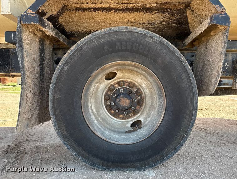 image for item EP0570 2009 Peterbilt 335 feed mixer truck