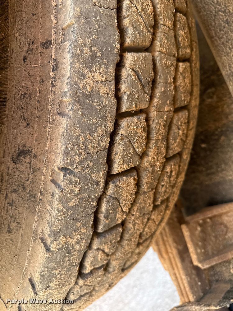 image for item EP0570 2009 Peterbilt 335 feed mixer truck