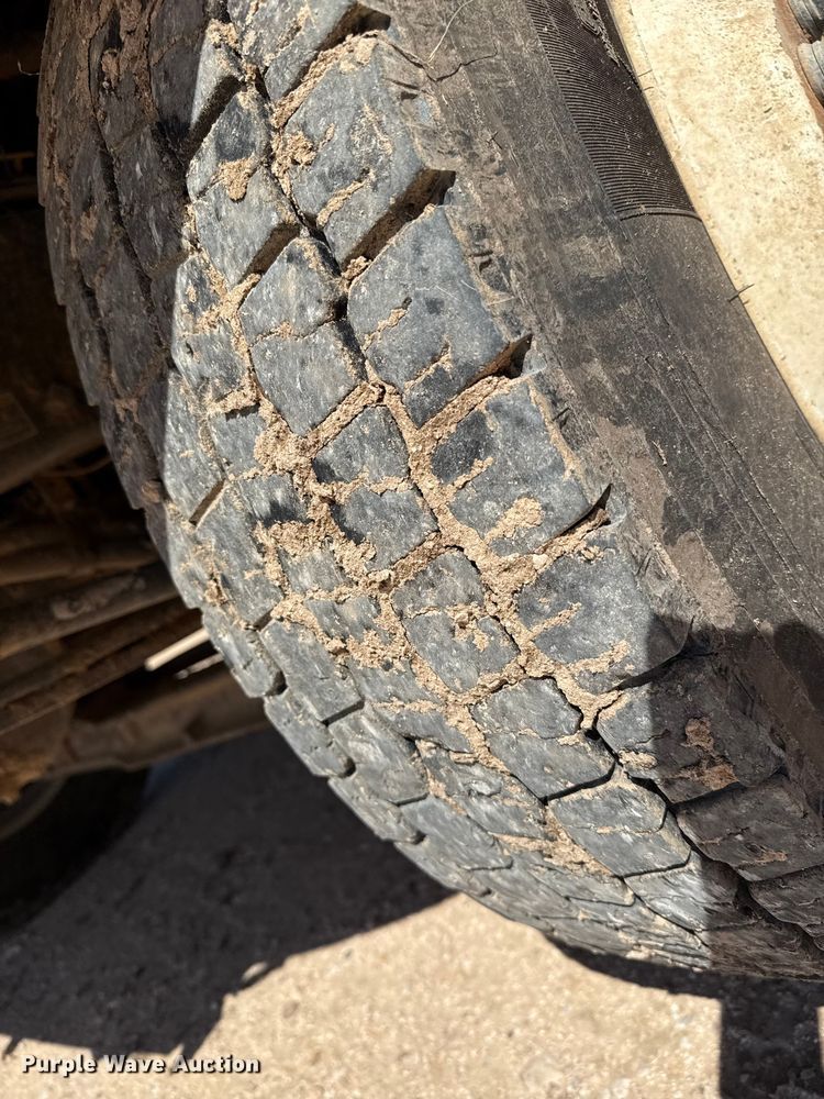 image for item EP0570 2009 Peterbilt 335 feed mixer truck