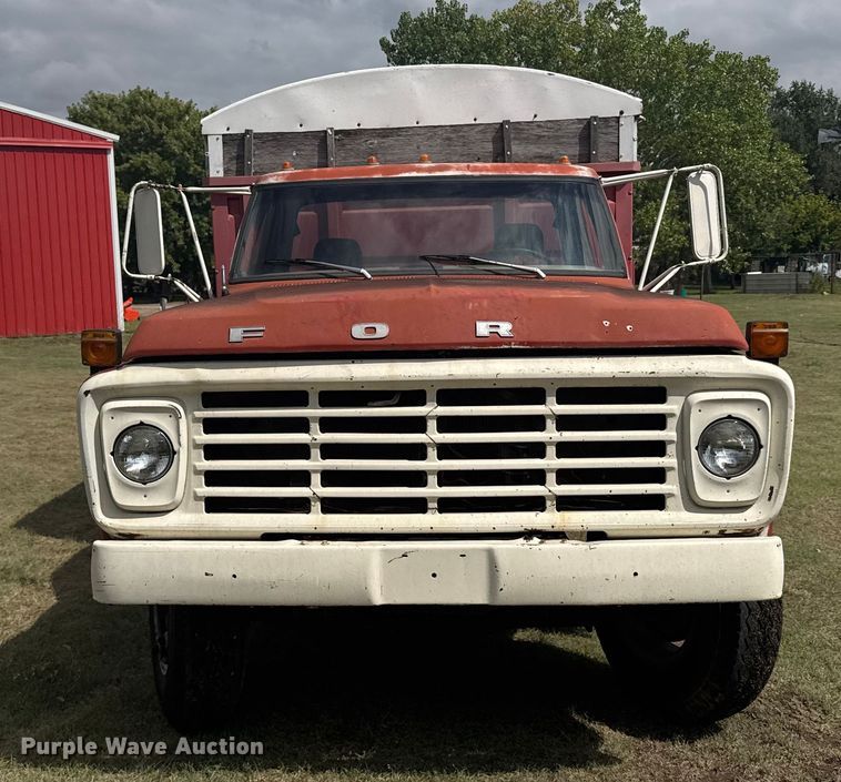 image for item ER2449 1974 Ford F700 grain truck