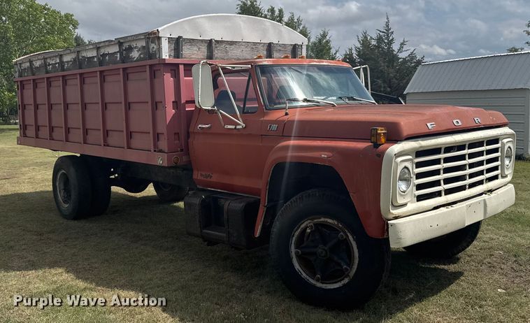 image for item ER2449 1974 Ford F700 grain truck