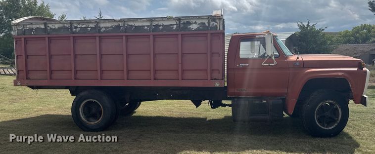 image for item ER2449 1974 Ford F700 grain truck