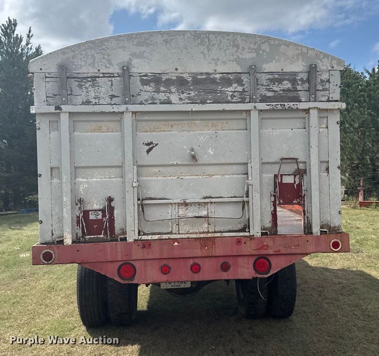 image for item ER2449 1974 Ford F700 grain truck