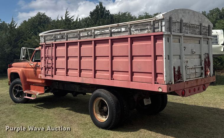 image for item ER2449 1974 Ford F700 grain truck