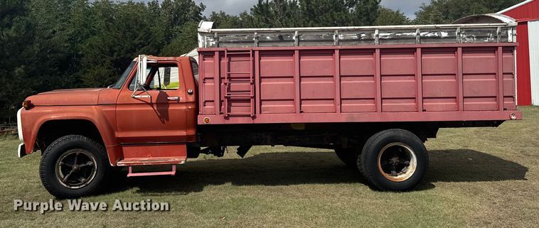 image for item ER2449 1974 Ford F700 grain truck