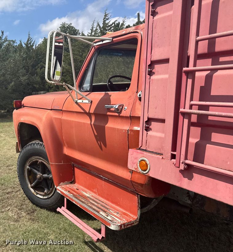 image for item ER2449 1974 Ford F700 grain truck
