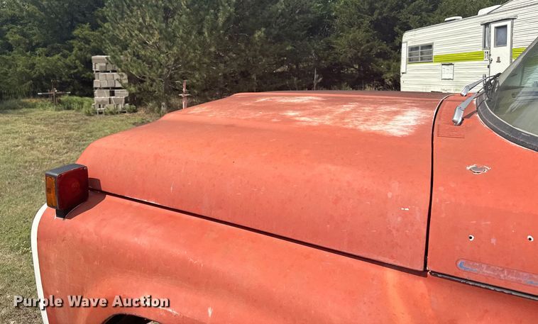 image for item ER2449 1974 Ford F700 grain truck