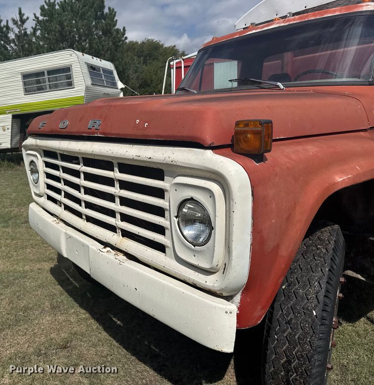image for item ER2449 1974 Ford F700 grain truck