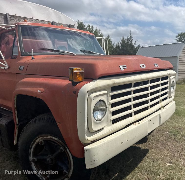 image for item ER2449 1974 Ford F700 grain truck
