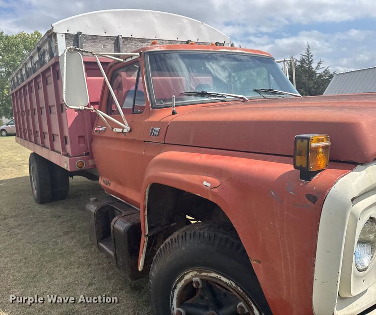 image for item ER2449 1974 Ford F700 grain truck