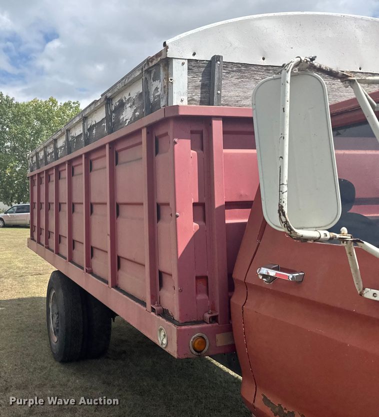 image for item ER2449 1974 Ford F700 grain truck