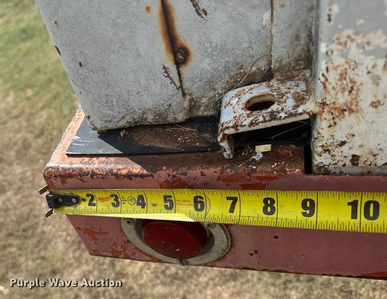 image for item ER2449 1974 Ford F700 grain truck