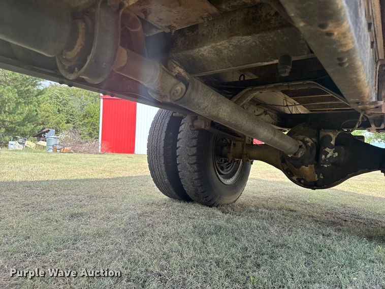 image for item ER2449 1974 Ford F700 grain truck