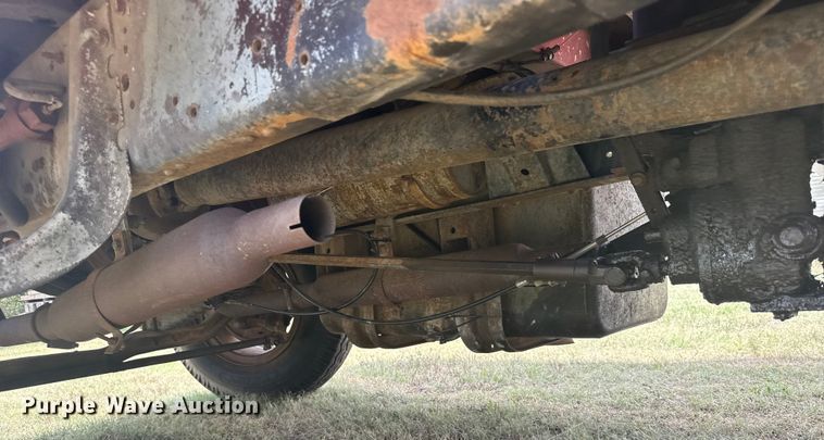 image for item ER2449 1974 Ford F700 grain truck