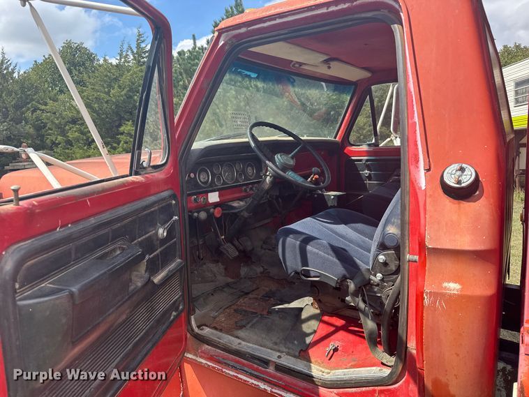 image for item ER2449 1974 Ford F700 grain truck