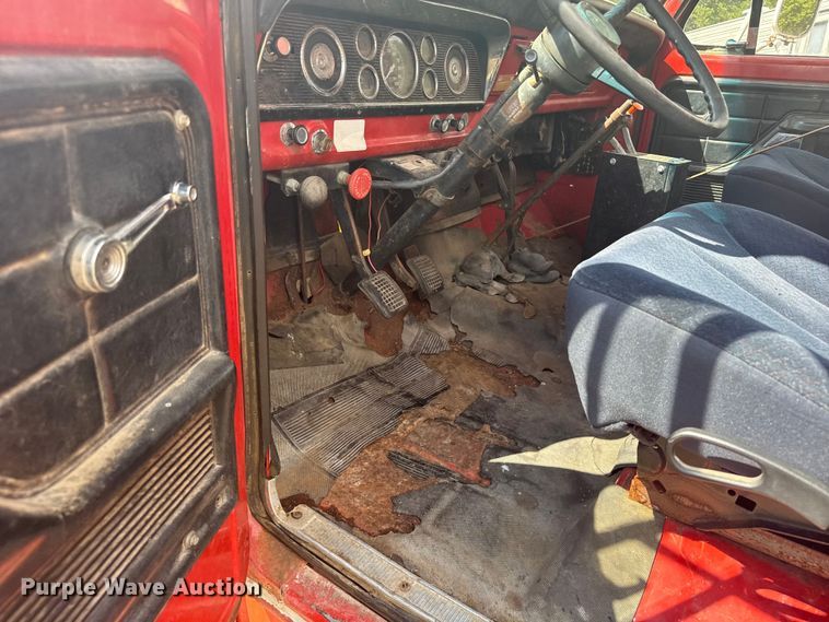 image for item ER2449 1974 Ford F700 grain truck