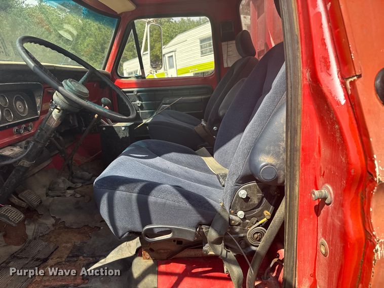 image for item ER2449 1974 Ford F700 grain truck