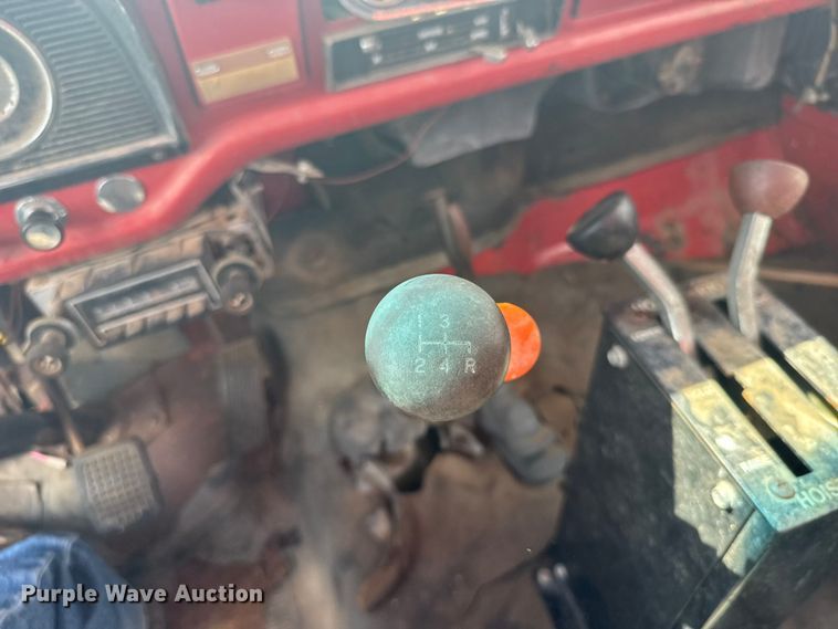 image for item ER2449 1974 Ford F700 grain truck