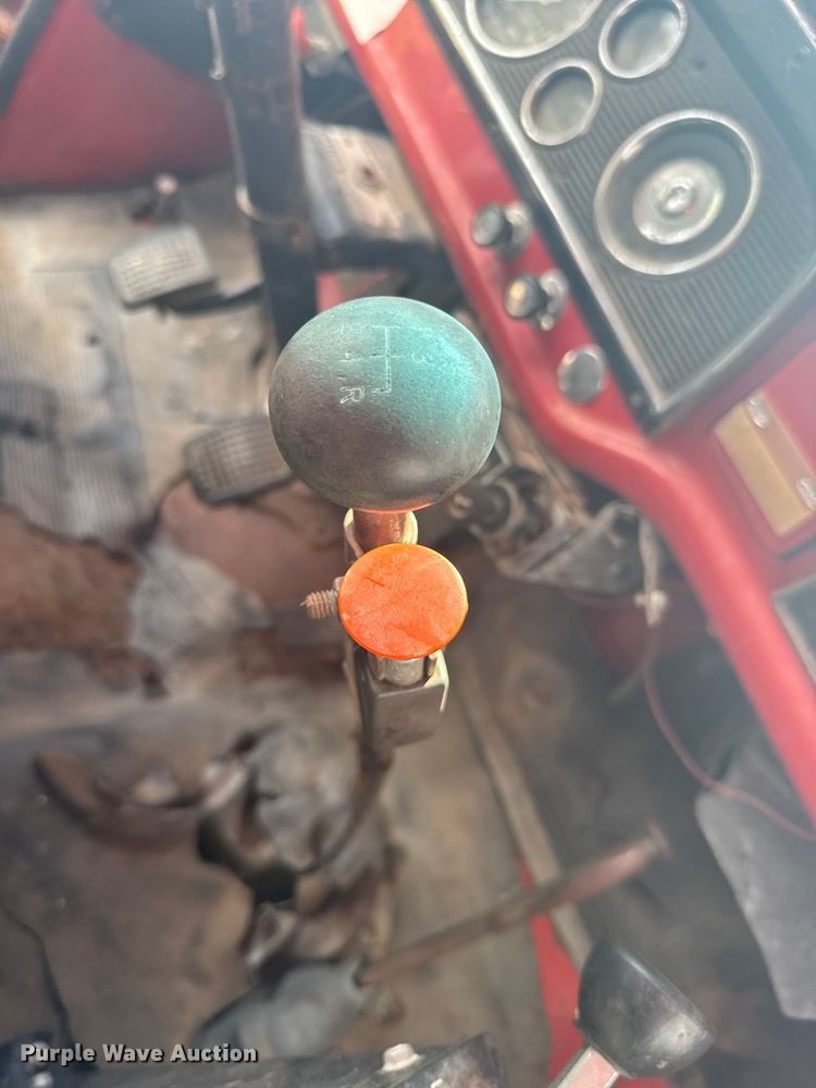 image for item ER2449 1974 Ford F700 grain truck