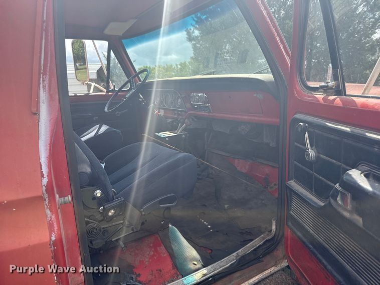 image for item ER2449 1974 Ford F700 grain truck