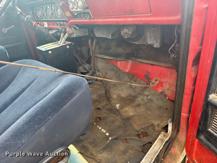 image for item ER2449 1974 Ford F700 grain truck