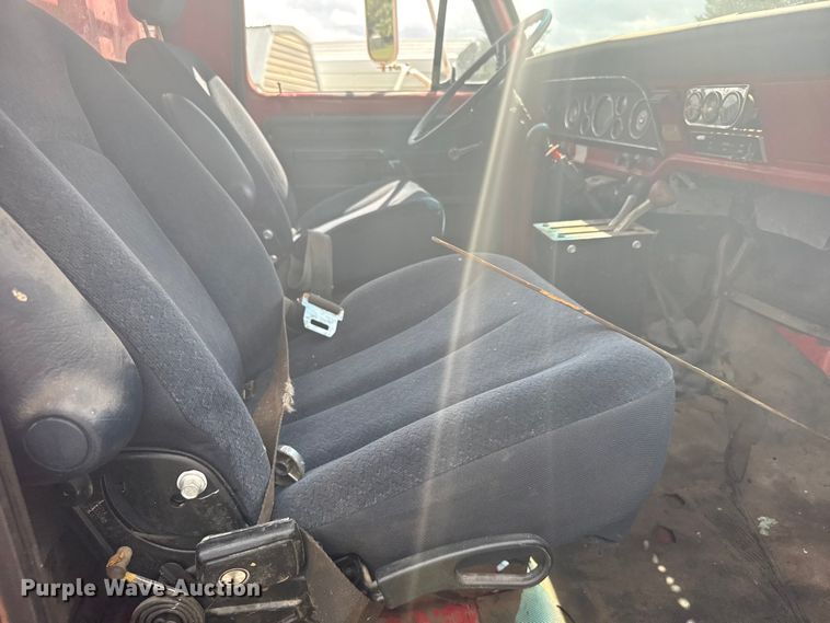 image for item ER2449 1974 Ford F700 grain truck