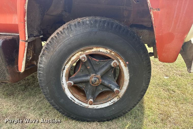 image for item ER2449 1974 Ford F700 grain truck