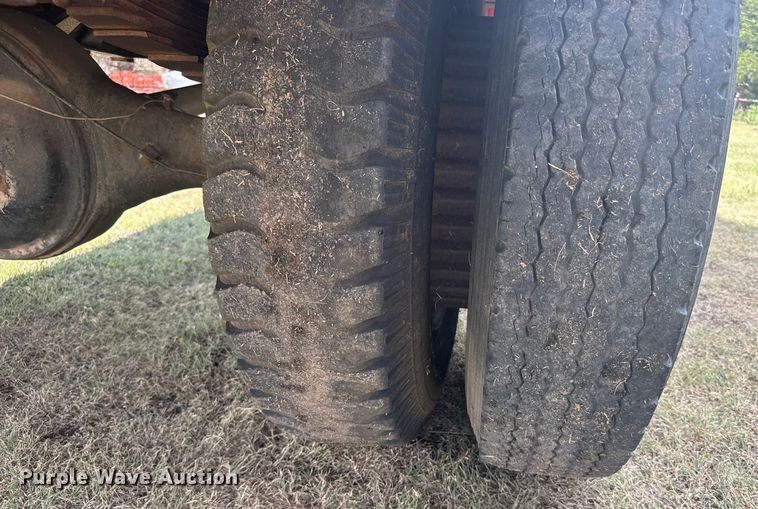 image for item ER2449 1974 Ford F700 grain truck