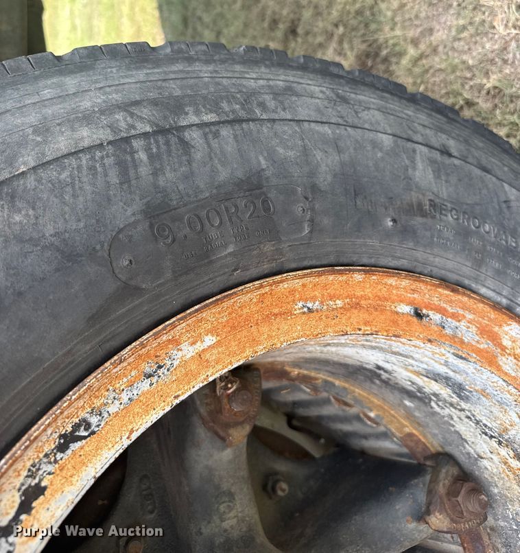 image for item ER2449 1974 Ford F700 grain truck