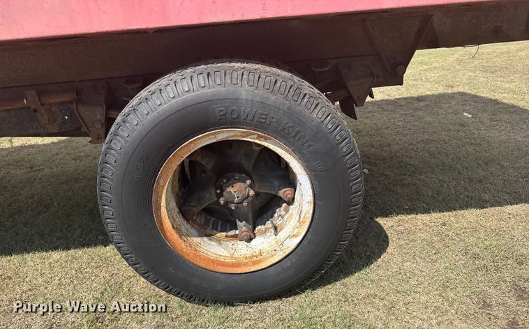 image for item ER2449 1974 Ford F700 grain truck