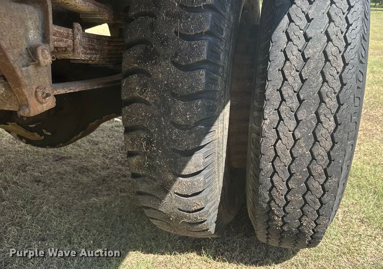 image for item ER2449 1974 Ford F700 grain truck