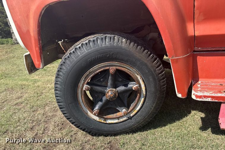 image for item ER2449 1974 Ford F700 grain truck