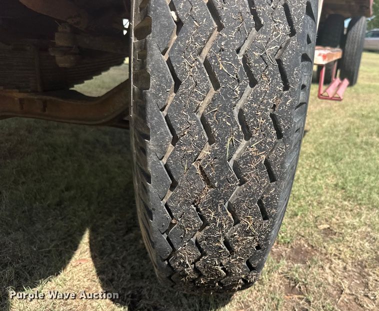 image for item ER2449 1974 Ford F700 grain truck