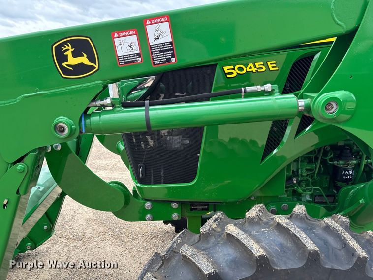 image for item ET4541 2015 John Deere 5045E MFWD tractor