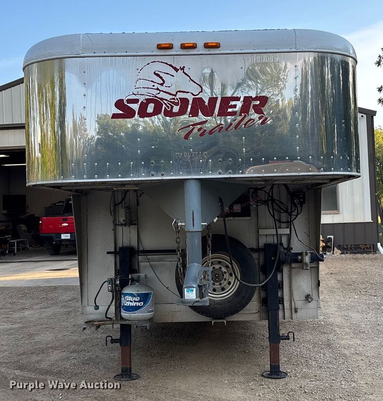image for item ET4553 2000 Sooner Trailer horse trailer