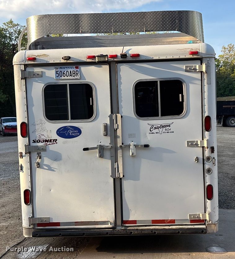 image for item ET4553 2000 Sooner Trailer horse trailer