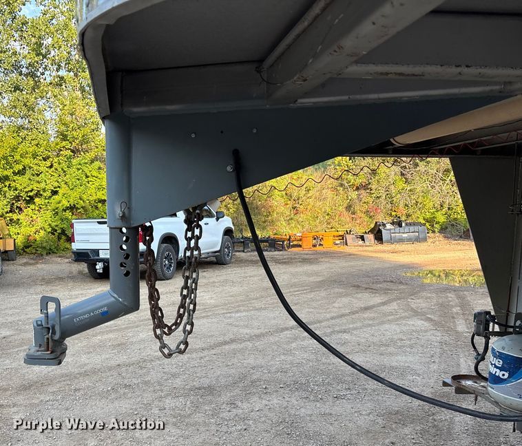 image for item ET4553 2000 Sooner Trailer horse trailer