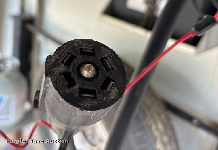 image for item ET4553 2000 Sooner Trailer horse trailer