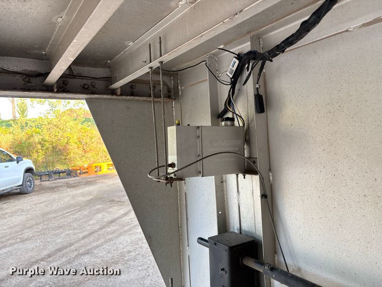 image for item ET4553 2000 Sooner Trailer horse trailer